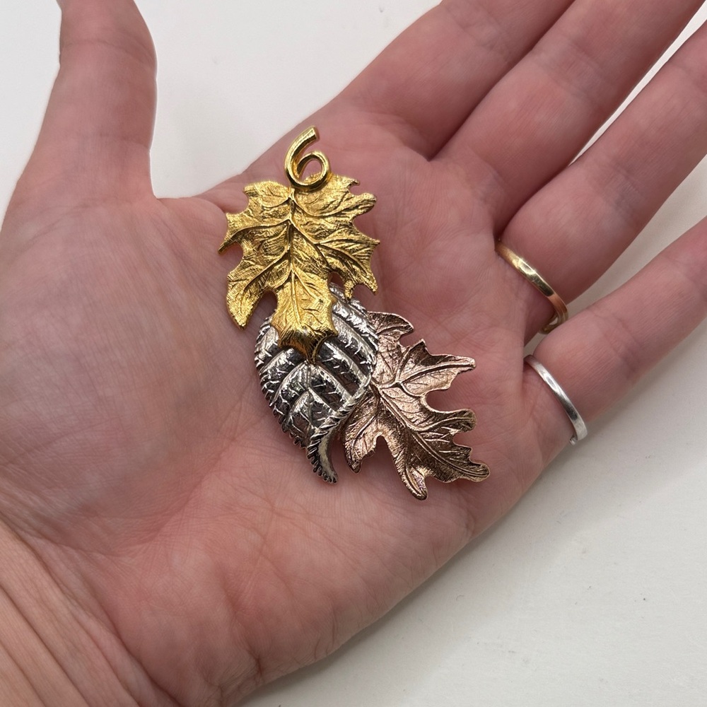 Vintage Avon Gold Silver Tone Leaf Pendant Brooch Accessory Jewelry Collectible - Picture 1 of 7